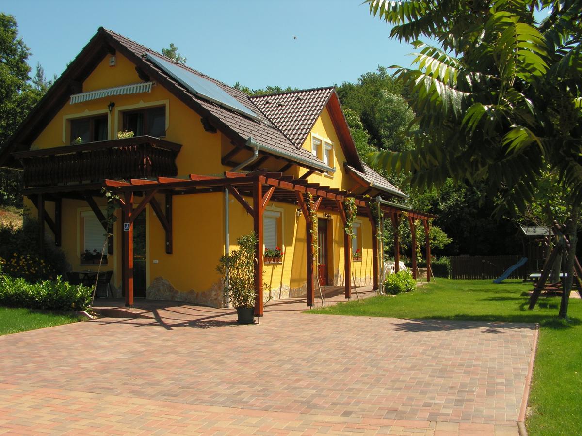 Nefelejcs Fagyizo Es Apartmanhaz Kistolmacs Exterior photo