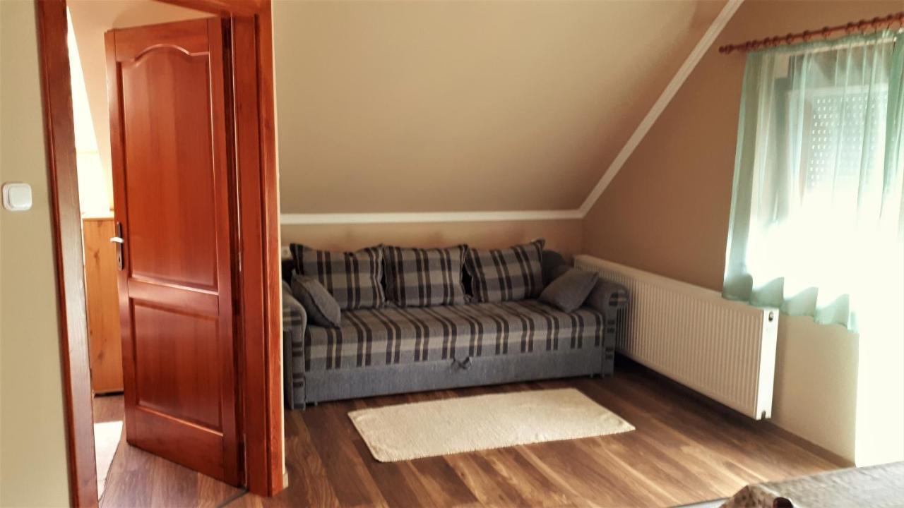 Nefelejcs Fagyizo Es Apartmanhaz Kistolmacs Exterior photo
