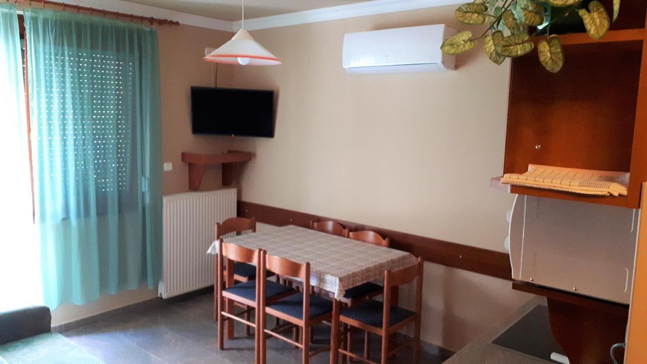 Nefelejcs Fagyizo Es Apartmanhaz Kistolmacs Exterior photo